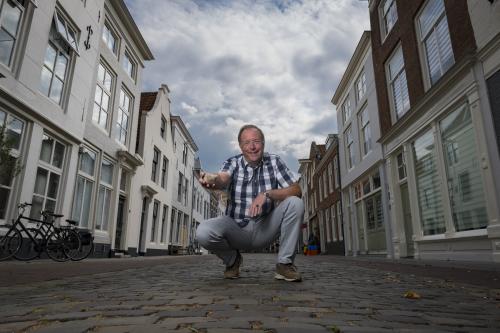 Kees Meijler op straat bij monumenten
