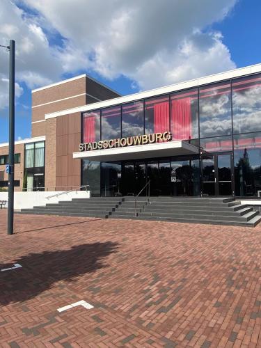De voorgevel van de Stadsschouwburg in Middelburg met onopvallende zonnepanelen